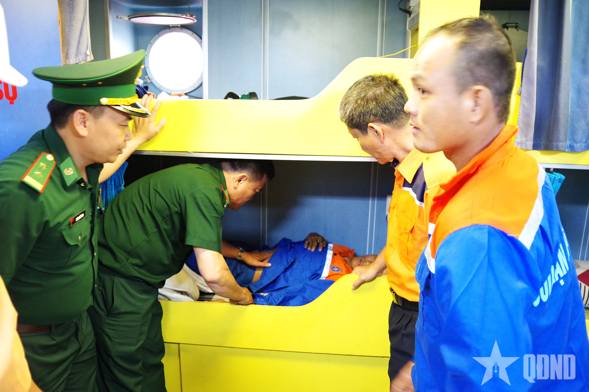 Kịp thời đưa ngư dân bị nạn trên vùng biển Côn Đảo về bờ cấp cứu